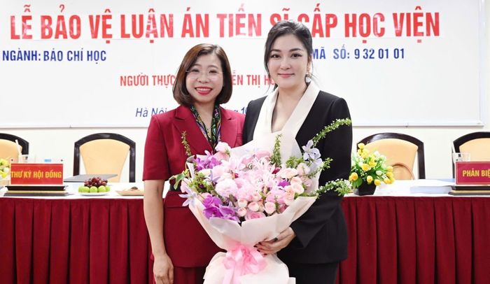 Hoa hậu Việt Nam 2004 Nguyễn Thị Huyền vừa bảo vệ thành công luận án tiến sĩ, ngành báo chí học tại Học viện Báo chí và Tuyên truyền, Hà Nội. Người trực tiếp hướng dẫn Nguyễn Thị Huyền là PGS.TS Nguyễn Thị Trường Giang - Phó giám đốc Học viện Báo chí và Tuyên truyền. Theo bà, Nguyễn Thị Huyền theo đuổi đề tài luận án trong 3 năm. Hoa hậu nhận đánh giá cao từ PGS.TS Nguyễn Thị Trường Giang bởi sự nghiêm túc, nỗ lực, quyết tâm, chủ động và không dễ bỏ cuộc. Trước đó, Nguyễn Thị Huyền từng có một lần không thành công trên con đường trở thành tiến sĩ. Ảnh: NVCC.