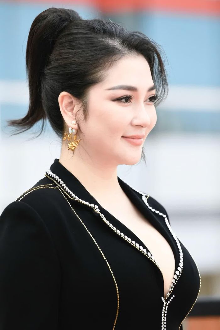 Ở tuổi ngoài 40, Hoa hậu Việt Nam 2004 vẫn duy trì vóc dáng gợi cảm, da đẹp, phong thái rạng rỡ. Nguyễn Thị Huyền hiện sống ở Hà Nội cùng các con. Thời gian rảnh rỗi, cô tham gia các hoạt động thể thao, tập yoga, chơi pickleball. Ảnh: BTC.