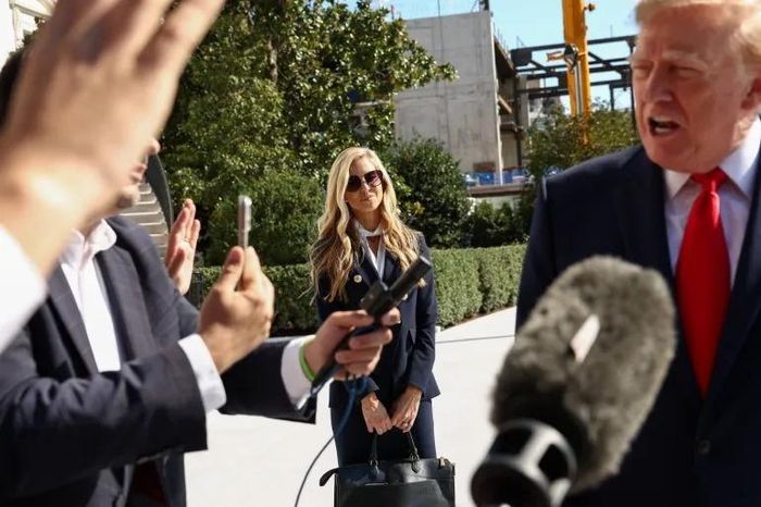  Thư ký báo chí Nhà Trắng Katie Zacharia tháp tùng Tổng thống Mỹ Donald Trump khi ông phát biểu trước các phóng viên bên ngoài Nhà Trắng vào ngày 13/10. Ảnh: Reuters. 