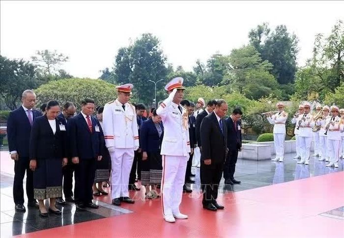 Đồng chí Vilay Lakhamphong, Ủy viên Bộ Chính trị, Thường trực Ban Bí thư Trung ương Đảng Nhân dân Cách mạng Lào cùng đoàn đại biểu đã đến đặt vòng hoa tưởng niệm các Anh hùng liệt sĩ trên đường Bắc Sơn, Hà Nội. Ảnh: Tuấn Anh/TTXVN.