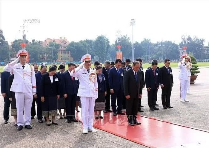 Đồng chí Vilay Lakhamphong, Ủy viên Bộ Chính trị, Thường trực Ban Bí thư Trung ương Đảng Nhân dân Cách mạng Lào cùng đoàn đại biểu đến đặt vòng hoa, vào Lăng viếng Chủ tịch Hồ Chí Minh. Ảnh: Tuấn Anh/TTXVN.