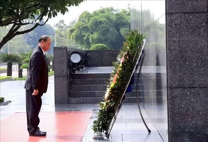Đồng chí Vilay Lakhamphong, Ủy viên Bộ Chính trị, Thường trực Ban Bí thư Trung ương Đảng Nhân dân Cách mạng Lào đặt vòng hoa, vào Lăng viếng Chủ tịch Hồ Chí Minh. Ảnh: Tuấn Anh/TTXVN.