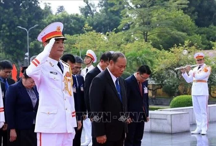 Đồng chí Vilay Lakhamphong, Ủy viên Bộ Chính trị, Thường trực Ban Bí thư Trung ương Đảng Nhân dân Cách mạng Lào cùng đoàn đại biểu đã đến đặt vòng hoa tưởng niệm các Anh hùng liệt sĩ trên đường Bắc Sơn, Hà Nội. Ảnh: Tuấn Anh/TTXVN.