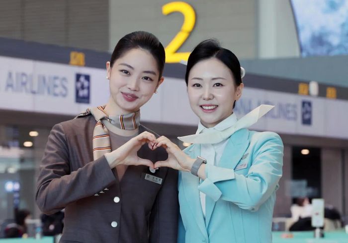  Tiếp viên hàng không của Korean Air (phải) và Asiana Airlines tại nhà ga số 2, sân bay quốc tế Incheon, Hàn Quốc. Mỗi hãng quy định riêng về màu sắc và kiểu dáng khăn cổ dành cho nữ tiếp viên. Ảnh: JoongAng Ilbo.