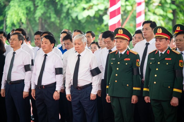 8h20 sáng 15/10, Phó chủ tịch Thường trực Quốc hội Đỗ Văn Chiến cùng các đồng chí lãnh đạo, nguyên lãnh đạo Trung ương và địa phương, lực lượng cựu chiến binh dâng hương trước Đài tưởng niệm Anh hùng liệt sĩ. Các đại biểu dành một phút mặc niệm, tưởng nhớ những Anh hùng liệt sĩ đã chiến đấu và hy sinh trong cuộc chiến bảo vệ biên giới phía Bắc, vì độc lập, chủ quyền và toàn vẹn lãnh thổ của Tổ quốc.