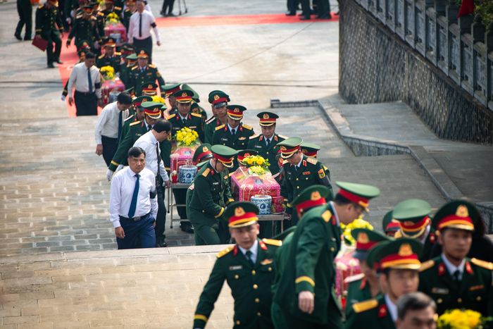  Sau lễ truy điệu, trong không khí trang nghiêm, thành kính, các đại biểu cùng cán bộ, chiến sĩ lực lượng vũ trang và nhân dân tiễn đưa 93 hài cốt liệt sĩ về nơi an nghỉ tại Nghĩa trang Liệt sĩ Quốc gia Vị Xuyên. Trước đó, trong chiến dịch 500 ngày đêm tìm kiếm, quy tập hài cốt liệt sĩ, Bộ chỉ huy Quân sự tỉnh Tuyên Quang quy tập 93 hài cốt tại hang đá, khe sâu và công sự, trận địa từng diễn ra giao tranh ác liệt. 