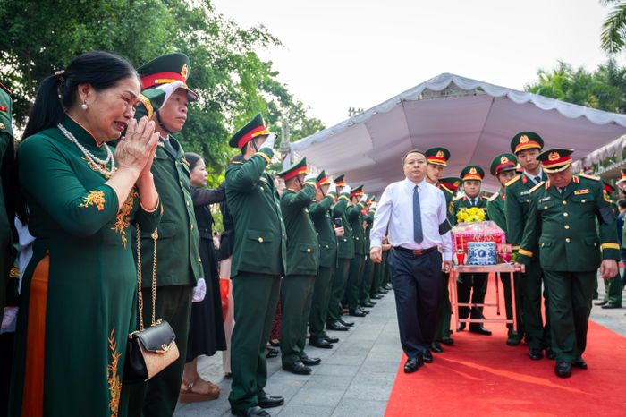  Người dân và đại biểu dọc đường không giấu được xúc động khi chứng kiến 93 hài cốt liệt sĩ được đưa về khu vực an táng trong không khí trang nghiêm. 