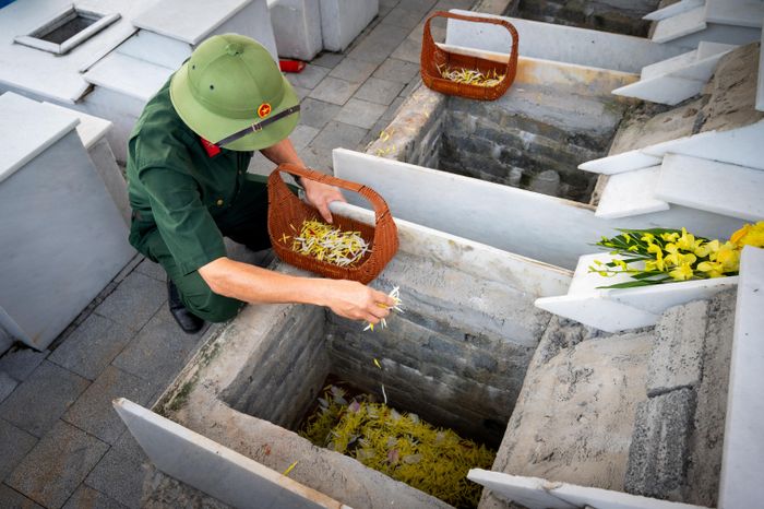  Người dân và cựu chiến binh thắp hương, rải hoa trên những phần mộ mới hạ huyệt để tưởng nhớ, tri ân các Anh hùng liệt sĩ. Với nhiều cựu chiến binh, hành trình tìm kiếm đồng đội vẫn chưa dừng lại khi còn những người chưa được trở về. Mỗi hài cốt được tìm thấy và đưa về đất mẹ là một lần lời hẹn giữa những người từng vào sinh ra tử được thực hiện.