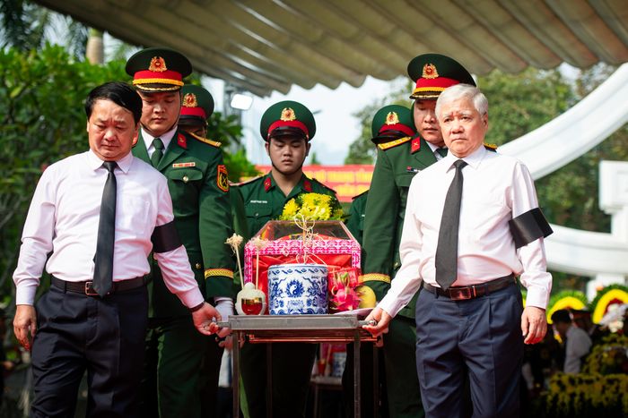 Phó chủ tịch Thường trực Quốc hội Đỗ Văn Chiến cùng các đồng chí lãnh đạo, nguyên lãnh đạo Trung ương và địa phương và lực lượng tìm kiếm, quy tập hài cốt liệt sĩ thực hiện nghi thức di quan, đưa hài cốt liệt sĩ về an táng tại Nghĩa trang Liệt sĩ Vị Xuyên. 