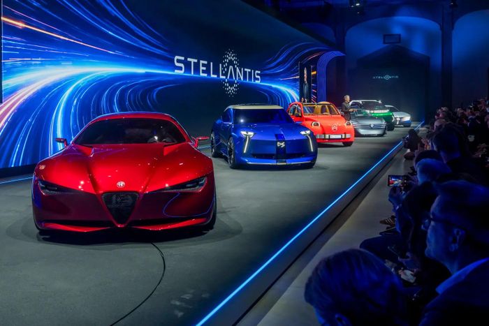  Volkswagen, Stellantis và Renault đều tập trung đáng kể vào phân khúc xe phổ thông. Đây là lĩnh vực có sản lượng tiêu thụ lớn nhưng biên lợi nhuận thường mỏng, khiến tăng áp lực về chi phí đổi mới công nghệ và mức giá phải chăng. 