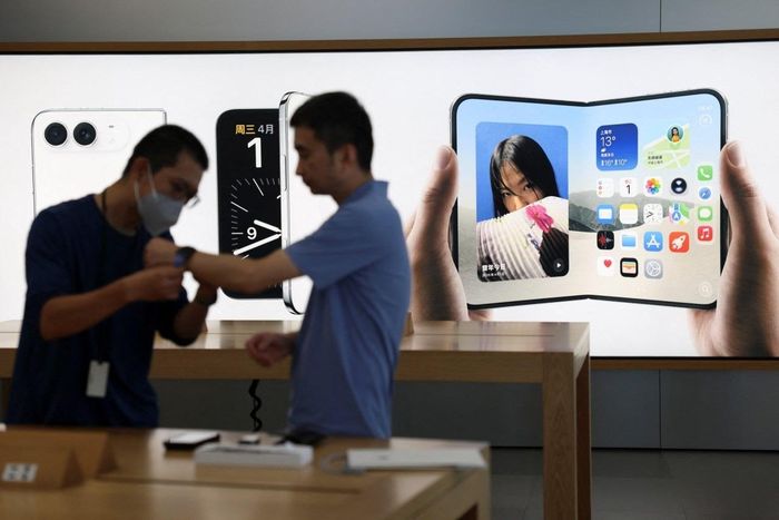 Người dùng tham quan cửa hàng Apple tại Bắc Kinh (Trung Quốc). Ảnh: Reuters.