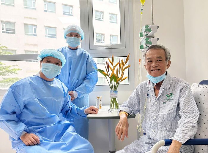  Thiếu tướng, TS.BS Trần Quốc Việt, Giám đốc Bệnh viện Quân y 175 thăm hỏi, động viên ông Phạm Văn Tuấn. Ảnh: Chính Trần.