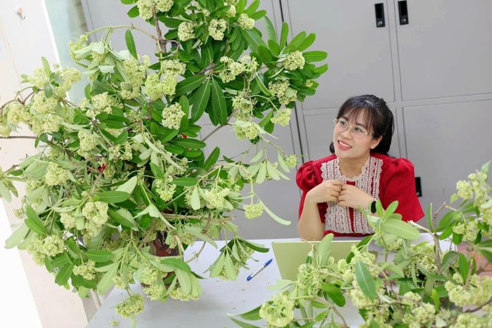  Chị Trần Thư và đồng nghiệp tận hưởng mùi hoa sữa mỗi khi đến công ty. Ảnh: NVCC. 
