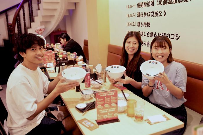 Brain cùng những người bạn tỏ ra thích thú khi được thử món mì nổi tiếng Nhật Bản ngay tại Việt Nam.