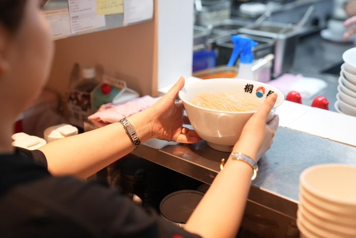 Phần mì ramen được đặt vào trung tâm món ăn.