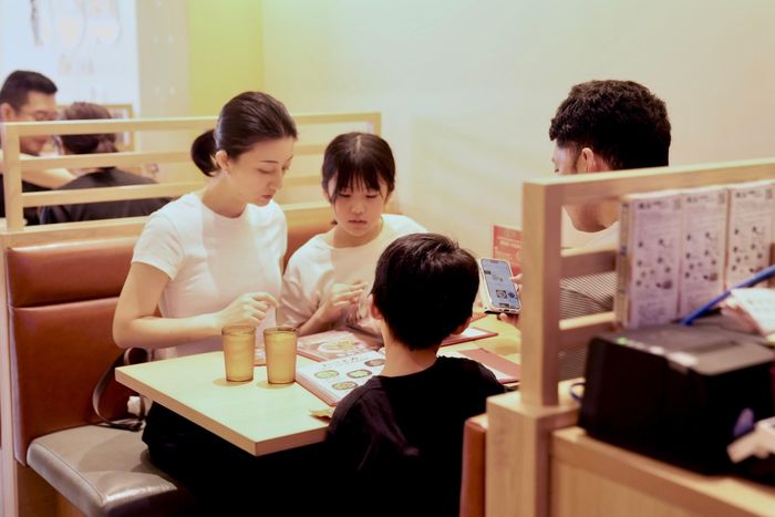 Gia đình Shimokawa Midori (du khách Nhật) lựa chọn món mì kiritama cho bữa trưa.