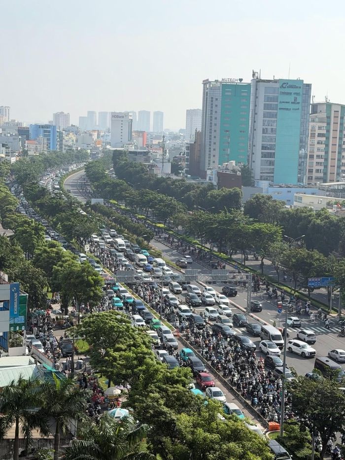  Giao thông tại đường Điện Biên Phủ và một số đường lân cận ùn ứ do sự cố bật gốc cây ngày 7/10. Ảnh: long_do. 