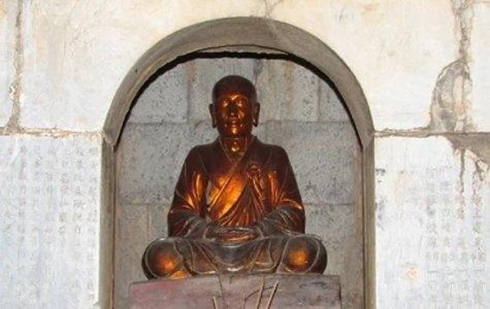  Tượng thiền sư Chuyết Chuyết trong tháp Báo Nghiêm. Ảnh: Báo Giác Ngộ. 