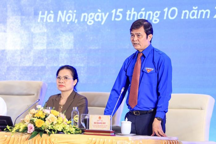 Bí thư thứ nhất Trung ương Đoàn Bùi Quang Huy trả lời câu hỏi của đại biểu thanh niên. Ảnh: VGP.