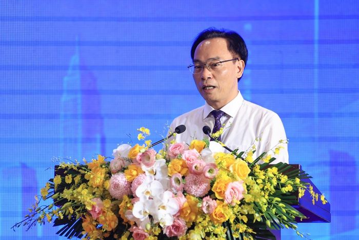 Đại biểu Khổng Yến Chi đặt câu hỏi với Bộ trưởng Giáo dục và Đào tạo. Ảnh: VGP.