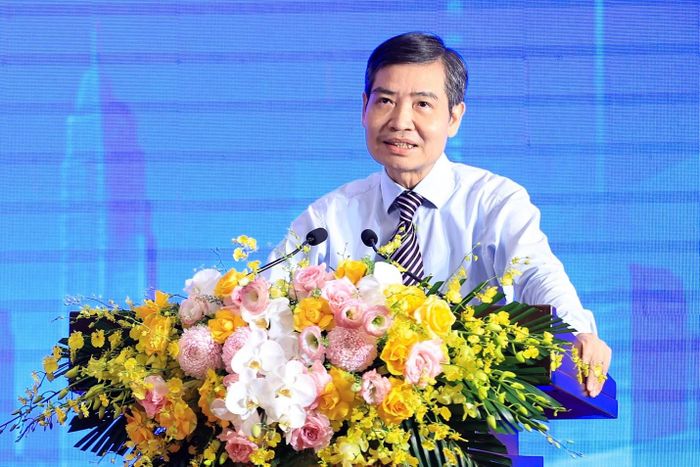 Đại biểu Nguyễn Thùy Chi đặt câu hỏi về khả năng tiếp cận vốn của thanh niên khởi nghiệp với Bộ Tài chính. Ảnh: VGP.