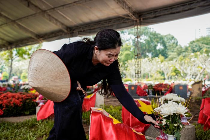  Bà Đinh Tú Quyên (phường Pleiku, Gia Lai) chia sẻ: "Tôi đi từ Gia Lai vào TP.HCM tối qua. Tôi tự nhủ bằng mọi cách, hôm nay mình phải có mặt ở đây để có thể nghiêng mình tạ ơn trước các Anh hùng liệt sĩ. Tôi là bộ đội về hưu, con gái và con rể cũng là bộ đội, dòng máu chảy trong từng thành viên gia đình tôi là dòng máu Bộ đội Cụ Hồ". 