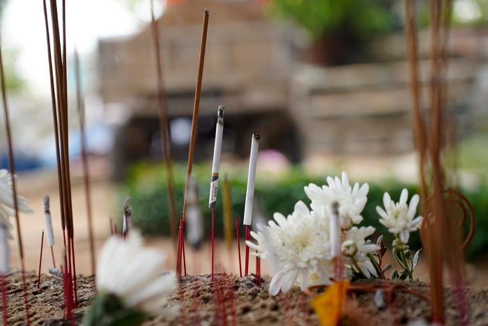  Những nén nhang, hoa cúc trắng phủ đầy phần mộ liệt sĩ. 