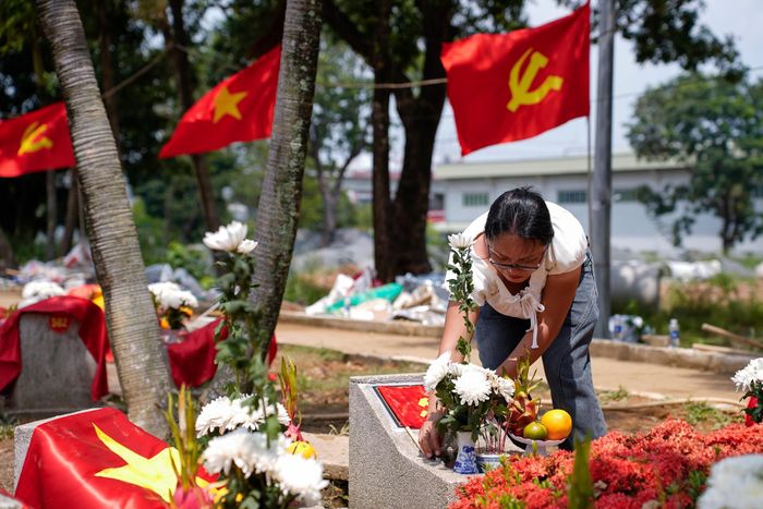  Dòng người liên tục đổ về nghĩa trang liệt sĩ, mang theo tấm lòng thành kính và biết ơn trước hương linh của các liệt sĩ đã anh dũng chiến đấu và nằm lại trên đất mẹ vì tương lai của đất nước. 