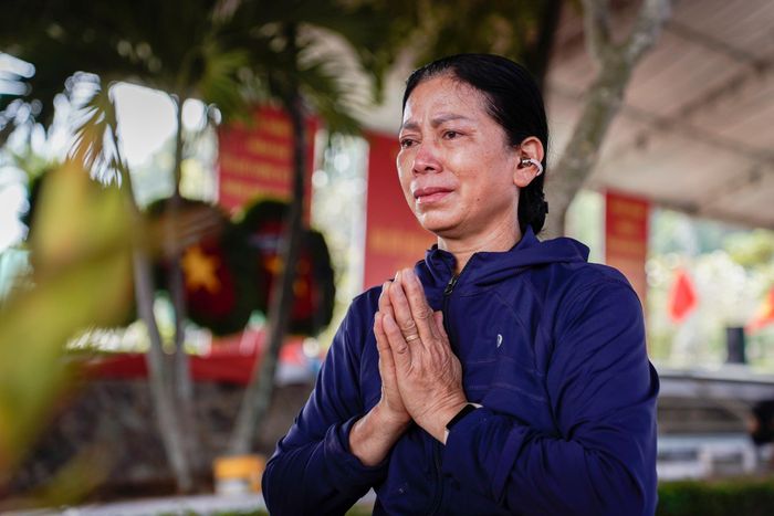  Bà Ninh Thị Thuần (phường Lái Thiêu, TP.HCM) nói trong nước mắt: "Những ngày này, cứ xem trên báo đài thấy đưa tin về Chiến dịch 500 ngày đêm và lễ truy điệu, an táng các Anh hùng liệt sĩ là tôi khóc. Tôi hạnh phúc khi các liệt sĩ được về yên nghỉ cùng đồng đội, trong vòng tay của nhân dân. Chỉ là mỗi khi nhìn thấy bia mộ chưa xác định danh tính, tôi lại nghẹn ngào". 