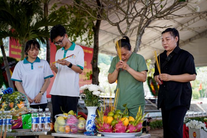  Trong khuôn viên nghĩa trang, không khó để bắt gặp hình ảnh người trẻ mang theo hoa cúc trắng đến bày tỏ niềm kính trọng và biết ơn với các thế hệ cha anh đã hy sinh máu xương cho nền độc lập dân tộc. 