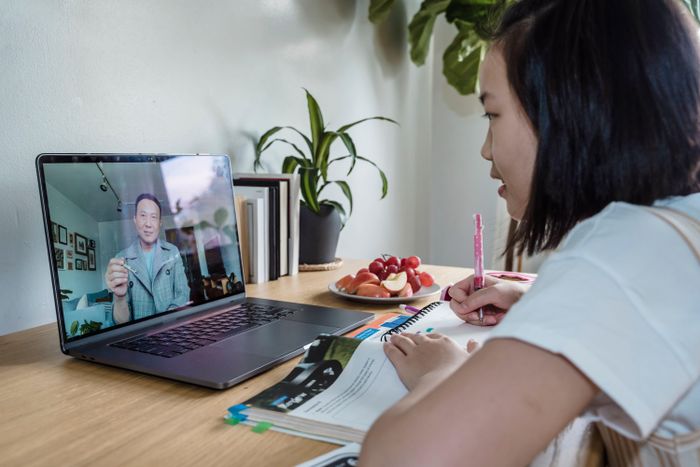 Phụ huynh tranh luận về việc để trẻ sử dụng thiết bị điện tử trong giờ học trên lớp. Ảnh minh họa: Pexels.