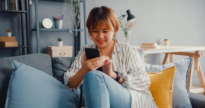Thói quen ngồi lâu, ít vận động có thể làm tăng nguy cơ mắc bệnh thận mạn, đồng thời ảnh hưởng đến sức khỏe chuyển hóa và tim mạch. Ảnh: Magnific.