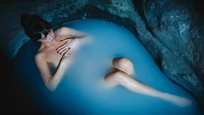 Phim có một số cảnh quay nóng bỏng.