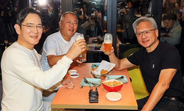  Jensen Huang thuộc nhóm nhấp bia thong thả và có sức hút trong cuộc vui. Ảnh: APEC 2025 Korea/Yonhap News. 