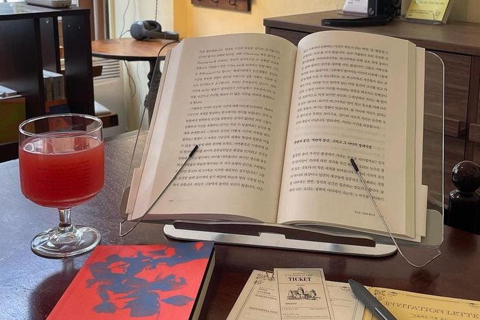 Không gian đọc sách và ghi chép tại Odd’s Book, quán cà phê sách tự phục vụ ở Seoul, Hàn Quốc. Ảnh: Seoul Shinmun.