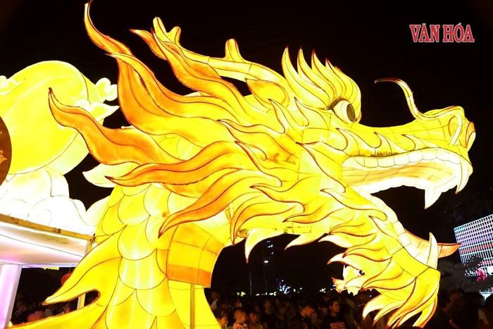 Những mô hình đèn lồng khổng lồ lung linh sắc màu tại sự kiện