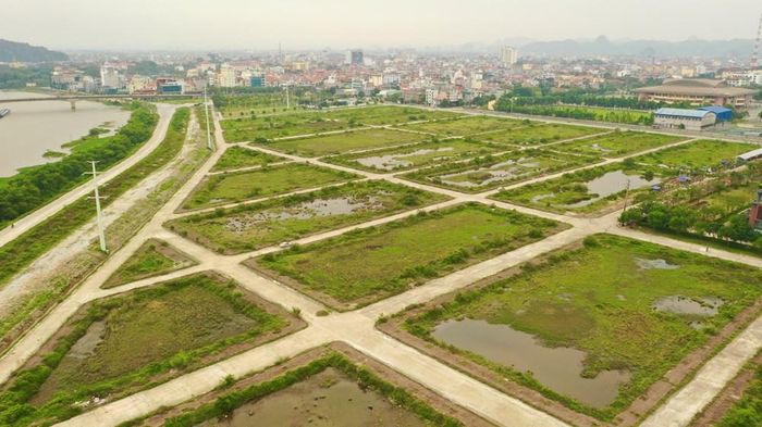 Sau gần 15 năm bỏ hoang, khu "đất vàng" phía Đông Nhà thi đấu đã được UBND tỉnh Ninh Bình giao các sở, ban, ngành tiến hành các thủ tục để đưa ra đấu giá quyền sử dụng đất