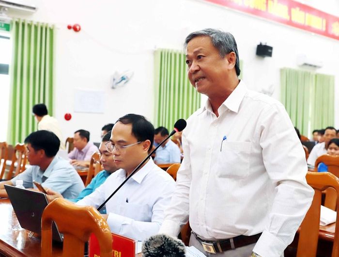 Cử tri Trần Công Hoan nêu ý kiến, cần gắn trách nhiệm của cán bộ, công chức; cán bộ nào không hướng dẫn người dân thì coi như chưa hoàn thành nhiệm vụ