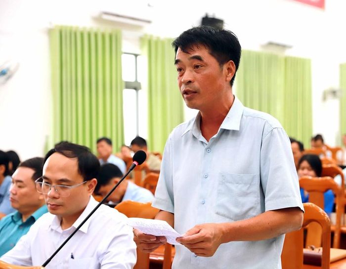 Cử tri phản ánh tại buổi tiếp xúc cử tri
