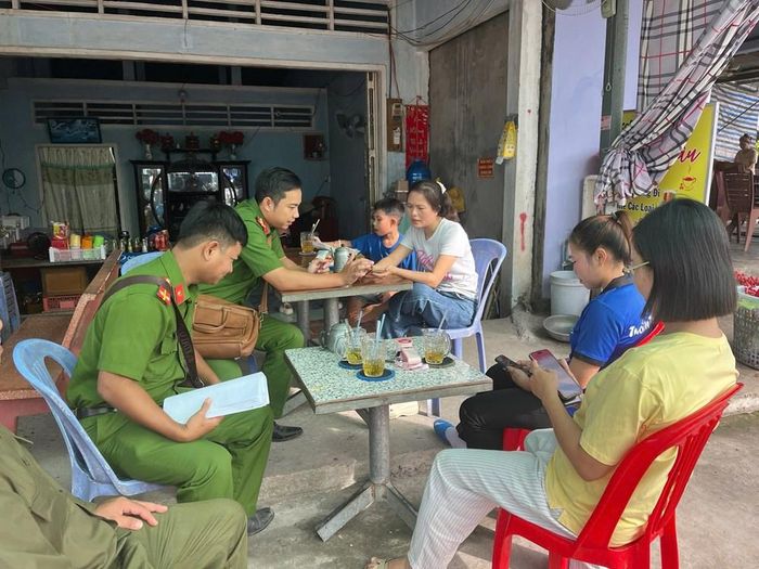 Đội hình thanh niên tình nguyện xã Ô Lâm hỗ trợ ngươi dân tích hợp các loại giấy tờ lên VNeID