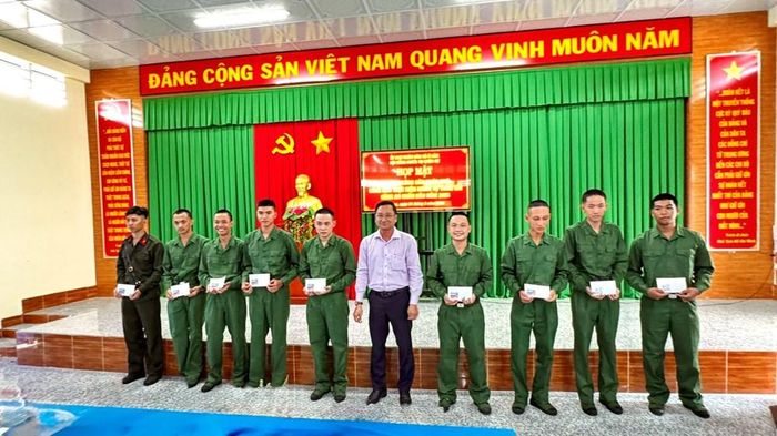 Lãnh đạo xã Ô Lâm tặng quà động viên thanh niên chuẩn bị lên đường nhập ngũ