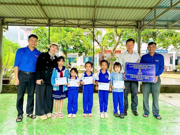 Đoàn Thanh niên, Hội LHTN xã Ô Lâm vận động mạnh thường quân trao quà tiếp bước đến trường cho học sinh