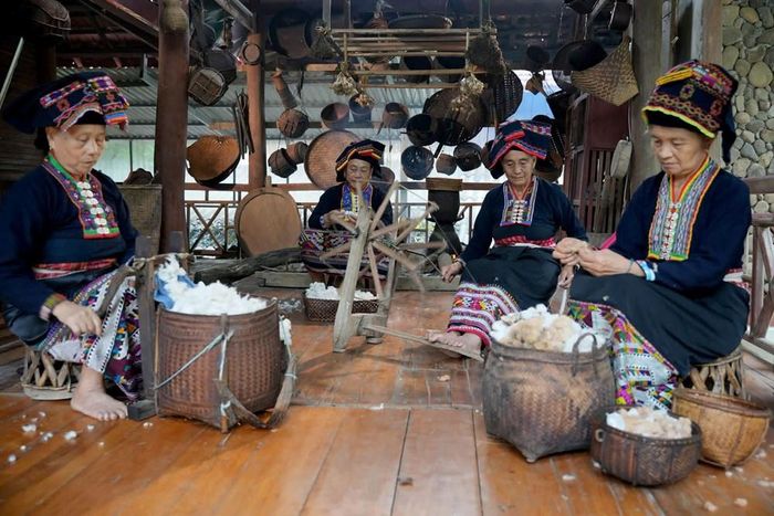 Các nghệ nhân và người dân tham gia cung cấp thông tin, góp phần lưu giữ những giá trị văn hóa truyền thống của cộng đồng. Ảnh: Ngọc Anh