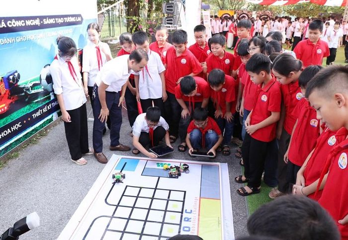 Các em học sinh hăng say tham gia các hoạt động trải nghiệm thực tế về công nghệ số, Steam Robotics và Steam Sport