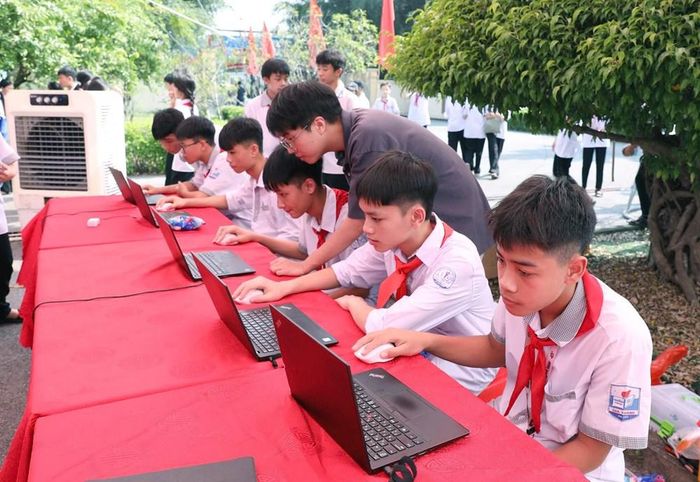 Các em học sinh tiếp cận chương trình sàng lọc sức khỏe tâm lý học đường trên nền tảng số
