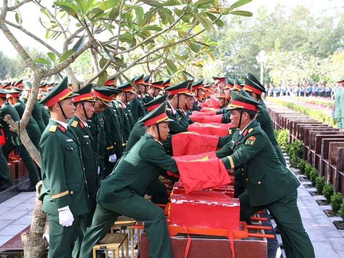 Đội nghi thức thực hiện hạ huyệt, đưa các Anh hùng liệt sĩ yên nghỉ tại Nghĩa trang liệt sĩ TP. Cần Thơ