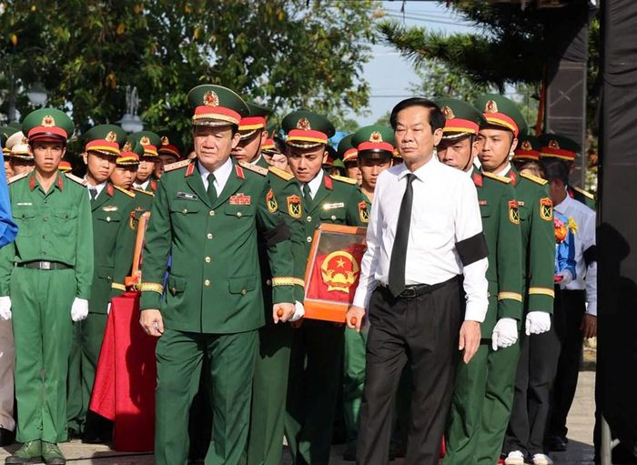 Lãnh đạo Thành ủy Cần Thơ và lãnh đạo Quân khu 9 tiễn đưa các Anh hùng liệt sĩ về nơi yên nghỉ