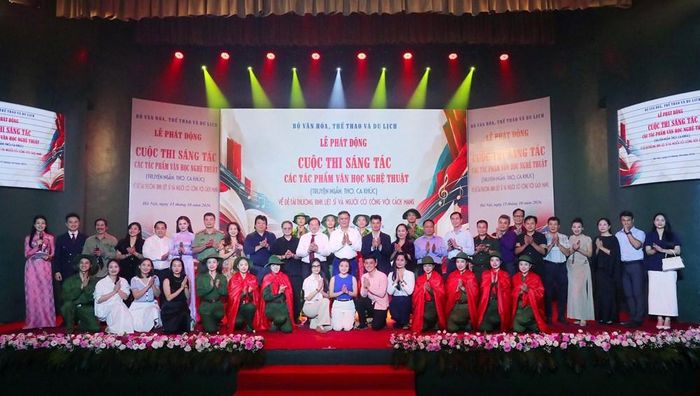 Các đại biểu chụp ảnh lưu niện tại sự kiện
