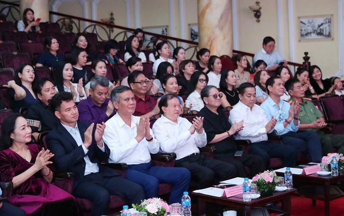Các đại biểu tới dự chương trình