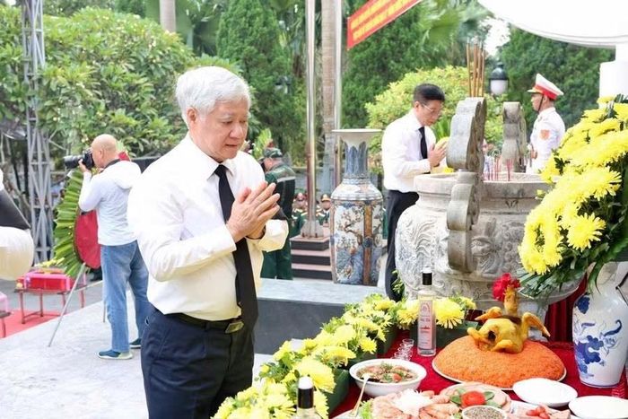 Phó Chủ tịch Thường trực Quốc hội Đỗ Văn Chiến thắp hương trước vong linh các Anh hùng liệt sĩ